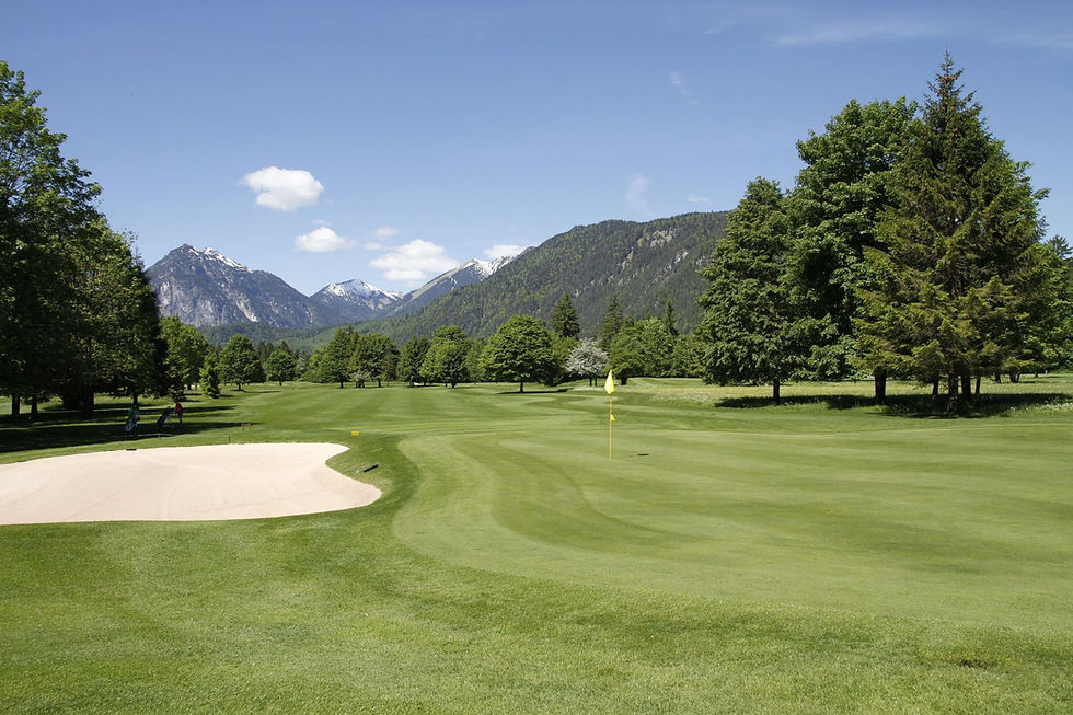 Fairway des Golfclub Garmisch-Partenkirchen vor Alpenpanorama