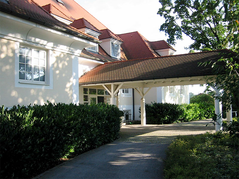 Einfahrt zum historischen Clubhaus des Wittelsbacher Golfclubs
