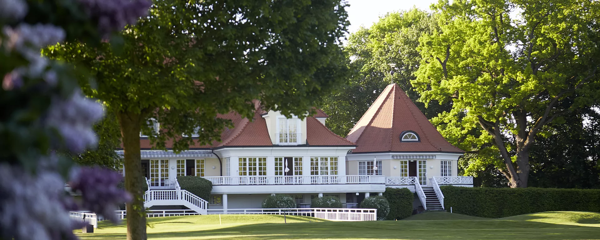Parkartiger Golfplatz des Wittelsbacher Golfclubs bei Neuburg