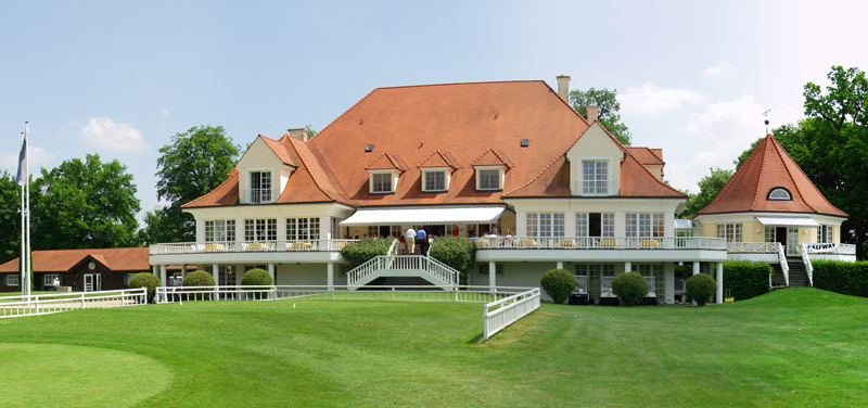 Sonnenterrasse mit Blick auf den Golfplatz
